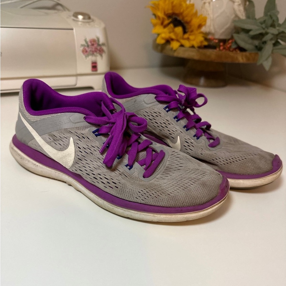Womens Nike’s Size 6.5